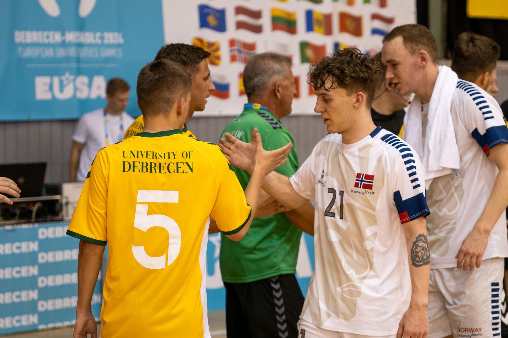 Futsalspillere hilser på hverandre etter kamp under Debrecen 2024 European Universities Games.