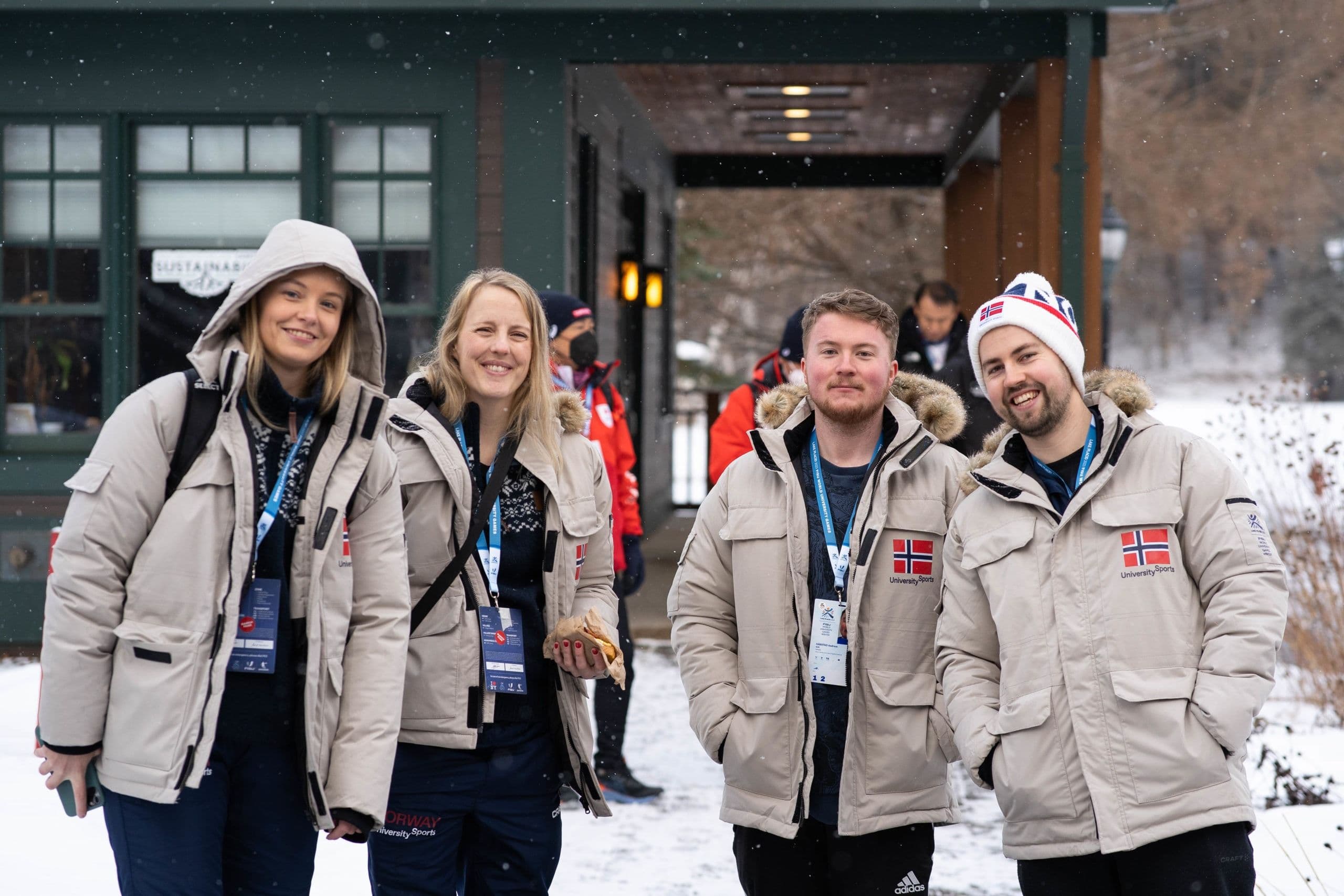 En skiskytter med startnummer 30 i løypa under FISU-lekene i Lake Placid 2023.