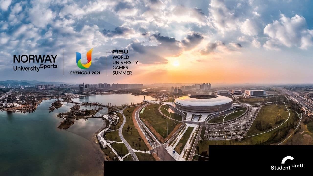 Grafikk med logoer for Norway University Sports og FISU World University Games Chengdu 2021 over et flyfoto av stadionområdet.
